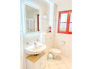 Bad mit Dusche im EG