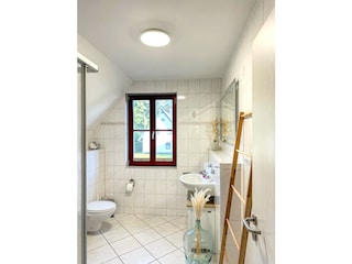 Bad mit Dusche im Obergeschoss