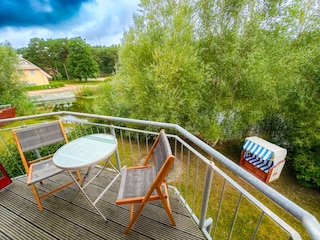 Blick vom Balkon über den Teich zum Volleyballfeld