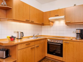 Die Küchenzeile mit Backofen und Ceranfeld.