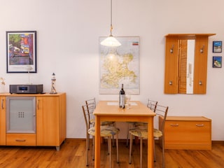 Der komfortable Essbereich und die Garderobe.