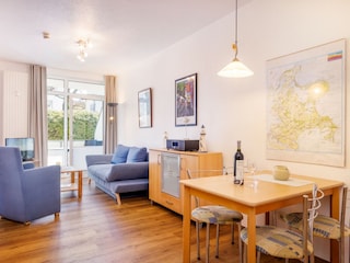 ... mit möbliertem Balkon nach Osten.