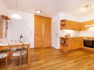 Blick zum Küchenbereich im Wohnzimmer.