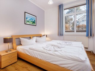 Das separate Schlafzimmer mit Doppelbett ...