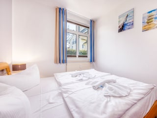 ... udn fesnter mit Gardinen und Sichtschutzplissees.