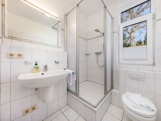 Das Tageslichtbad mmit Dusche, WC, Fön und Fenster.