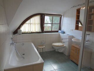 Oberes Bad mit Wanne und Dusche