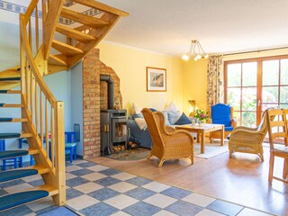 Wohnbereich mit Treppe zu den Schlafzimmern