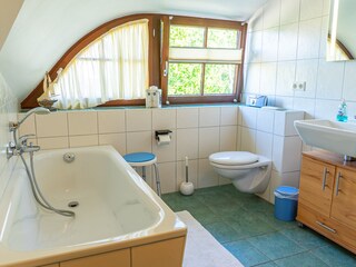 großes Bad oben mit Dusche, Wanne und Toilette