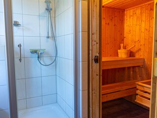 kleines Bad unten mit Dusche und Sauna