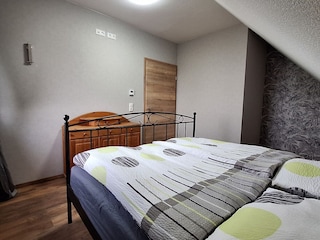 Schlafzimmer 1