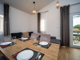 Esszimmer mit angrenzendem Wohnzimmer