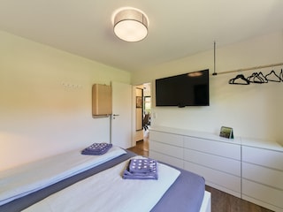 Schlafzimmer mit Wickeltisch