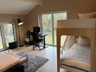 Schlazimmer im EG mit zusätzlichem Hochbett