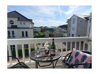 Blick vom möblierten Balkon.