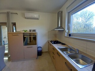 Küche mit Spüle und Herd