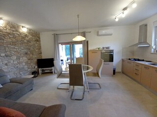 Wohnbereich mit Zugang zur Terrasse