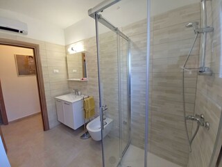 Bad mit Dusche und WC