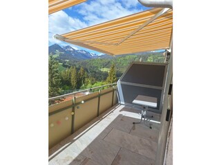 Der Balkon mit Sonnenschutzmarkisen