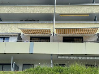 der große, sonnige Balkon mit Sonnenschutzmarkise