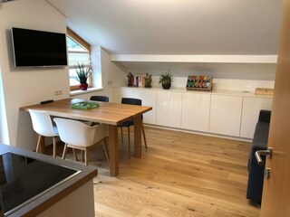 Wohn- und Esszimmer mit Küche