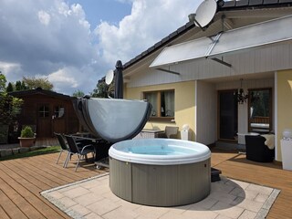 Pool mit Terrasse