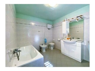 Badezimmer mit Badewanne im Erdgeschoss