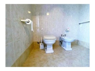 Badezimmer mit Badewanne im Erdgeschoss