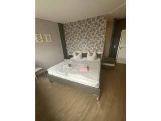 Schlafzimmer mit Doppelbett