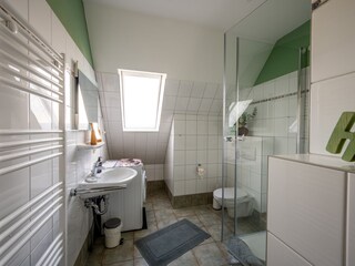 Großes Duschbad mit Fenster