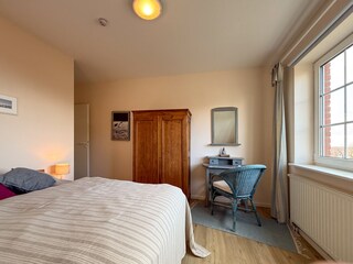 Einladendes Schlafzimmer mit sanftem Licht