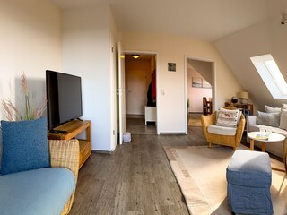 Wohnbereich mit vielen dekorativen Kissen