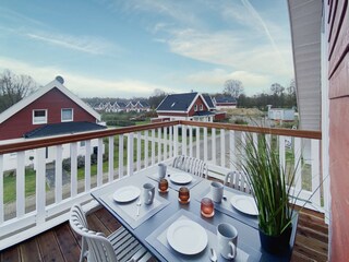 .. zum Balkon mit gemütlicher Sitzecke