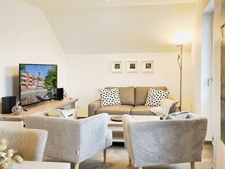 Modern wohnen und entspannen - heller Wohnbereich mit Smart-TV