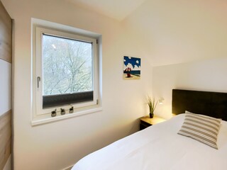 Smart-TV und Insektenschutz an allen Fenstern