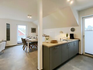 Heller, offener Wohn- und Essbereich mit modernem Design