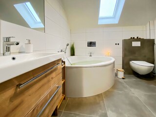 Luxuriöses Badezimmer mit Whirlpool ...