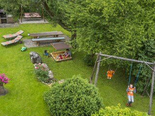 Blick vom Balkon in den Garten