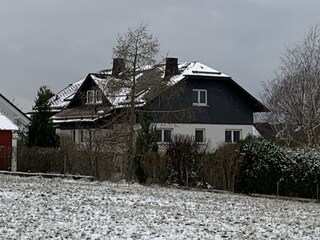 Randlage, direkt an Wiesen und Wäldern