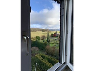 Blick auf die Wiesen hinter dem Haus