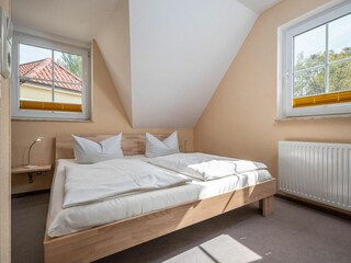Schlafzimmer mit Doppelbett