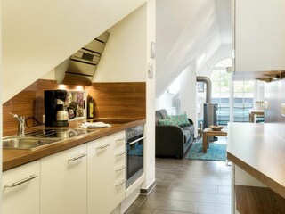 offene Küchenzeile mit Blick ins Wohnzimmer