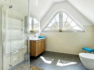 Badezimmer mit ebenerdiger Dusche