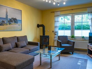 Wohnzimmer mit Kaminofen und TV