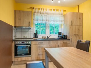 Küchenzeile und Esstisch