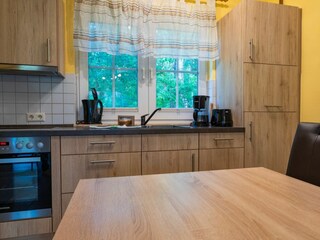 Küchenzeile und Esstisch