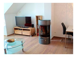 TV, Kaminofen und Essecke