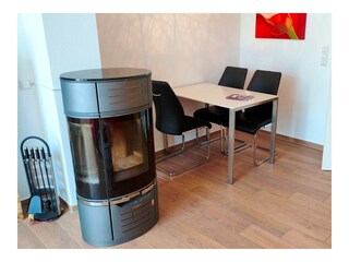 Kaminofen und Essecke