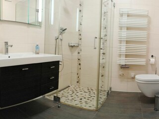Badezimmer mit ebenerdiger Dusche