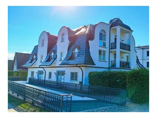 Aussenansicht Eingang mit Tiefgarageneinfahrt